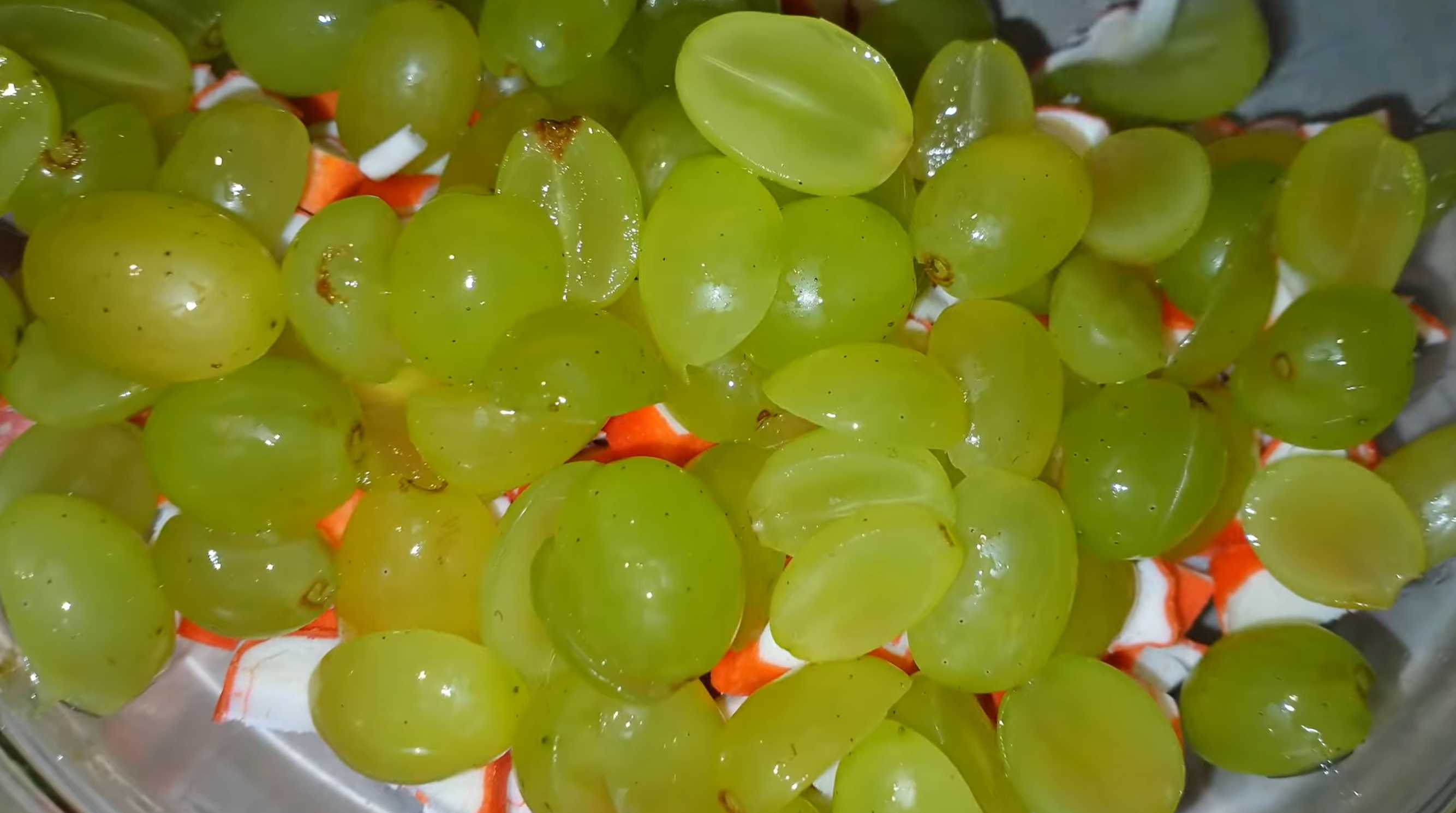 Крабовый салат с виноградом-Шаг 2