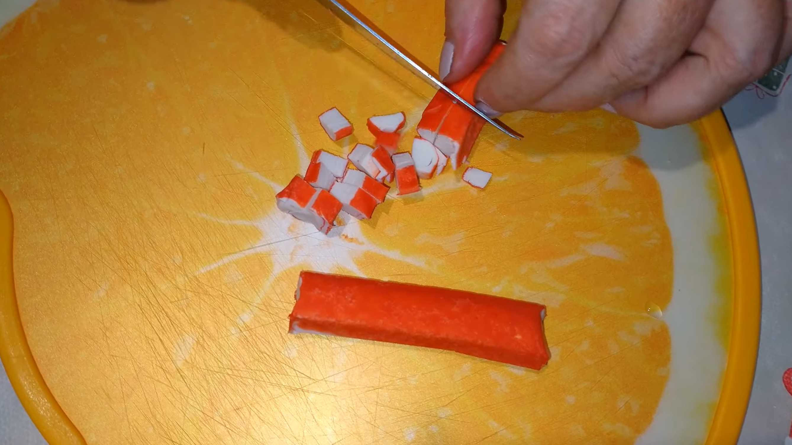 Крабовый салат с виноградом-Шаг 1