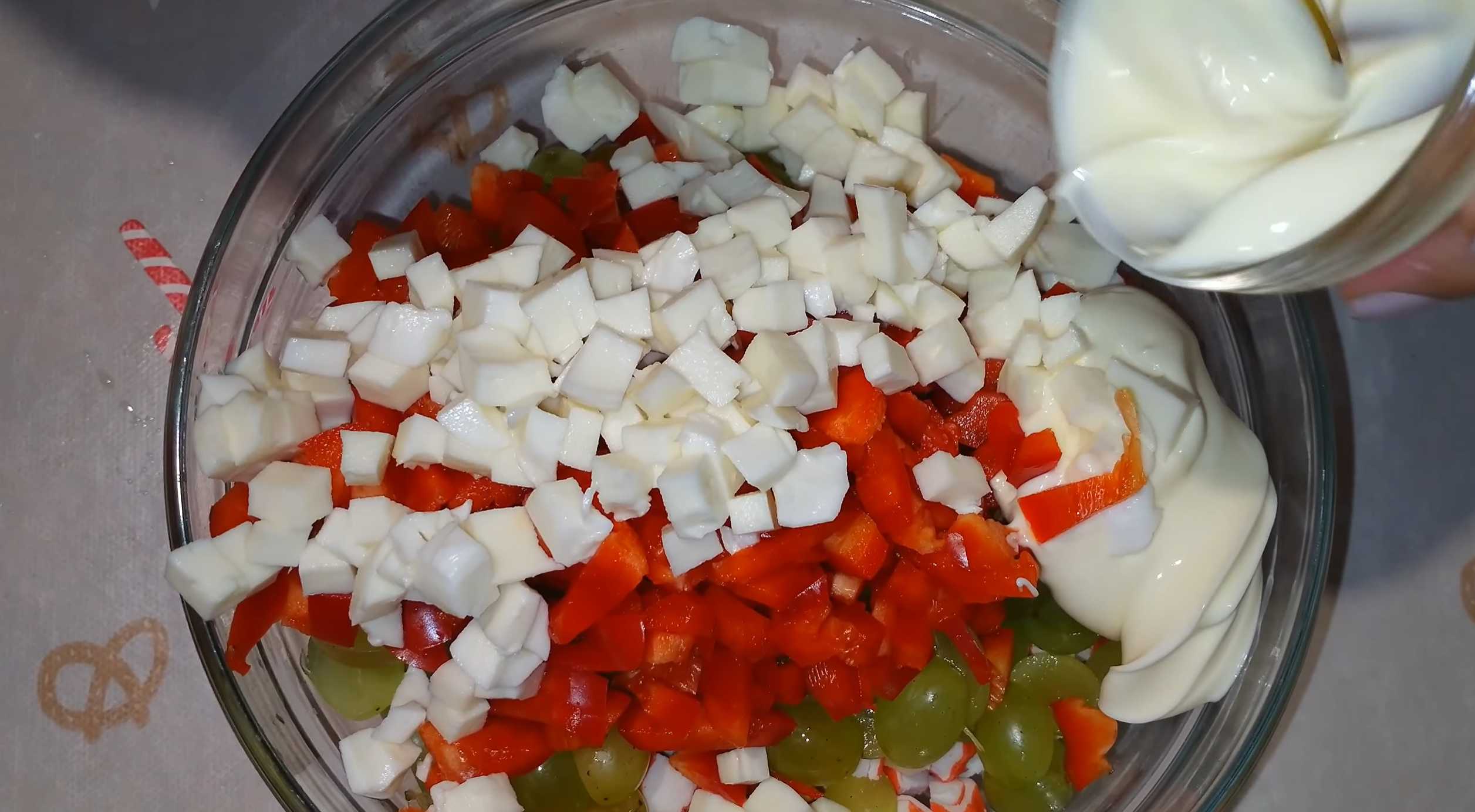 Крабовый салат с виноградом-Шаг 5