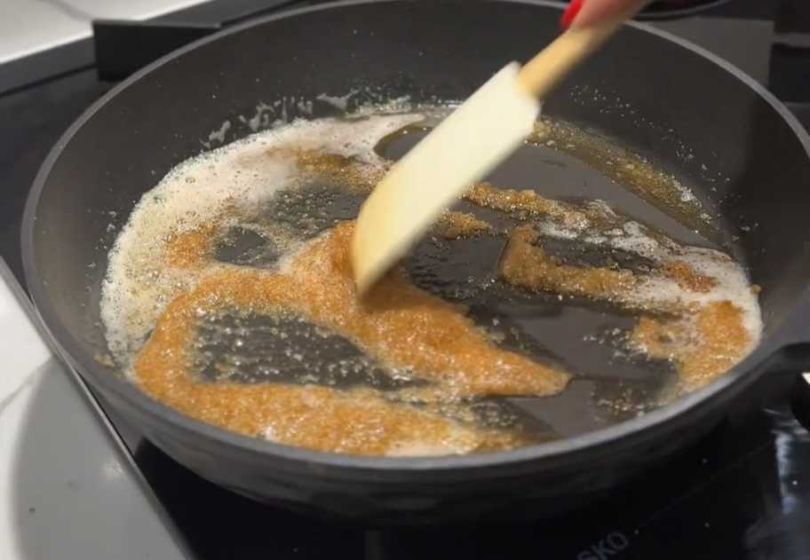 Яблочный пирог с карамелью-Шаг 2