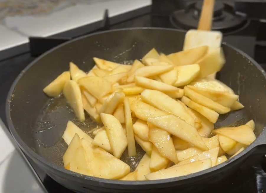 Яблочный пирог с карамелью-Шаг 3