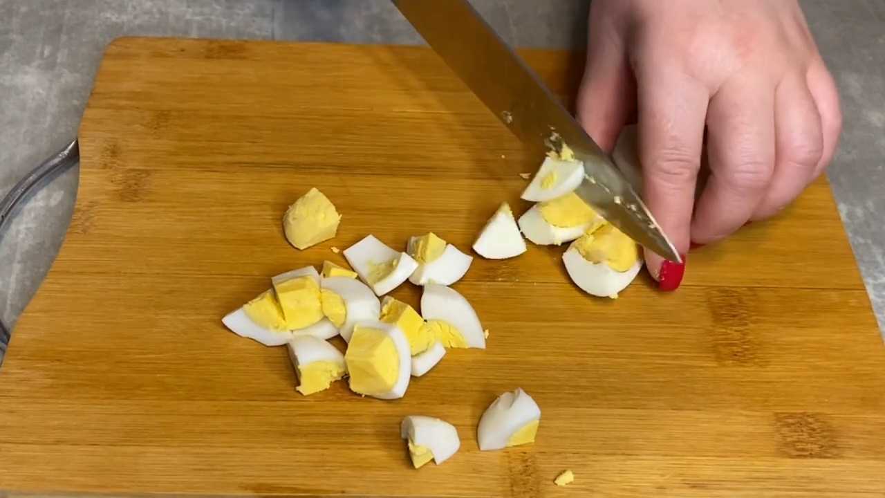 Салат с крабовыми палочками и мандаринами-Шаг 2