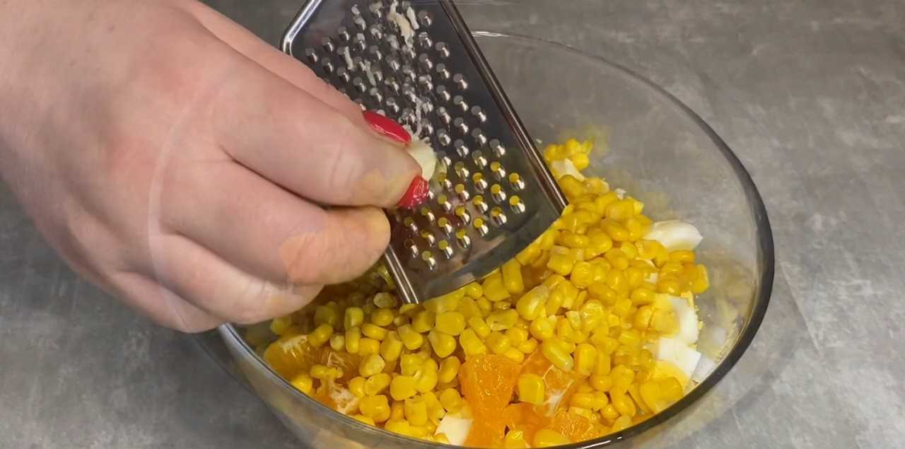 Салат с крабовыми палочками и мандаринами-Шаг 5