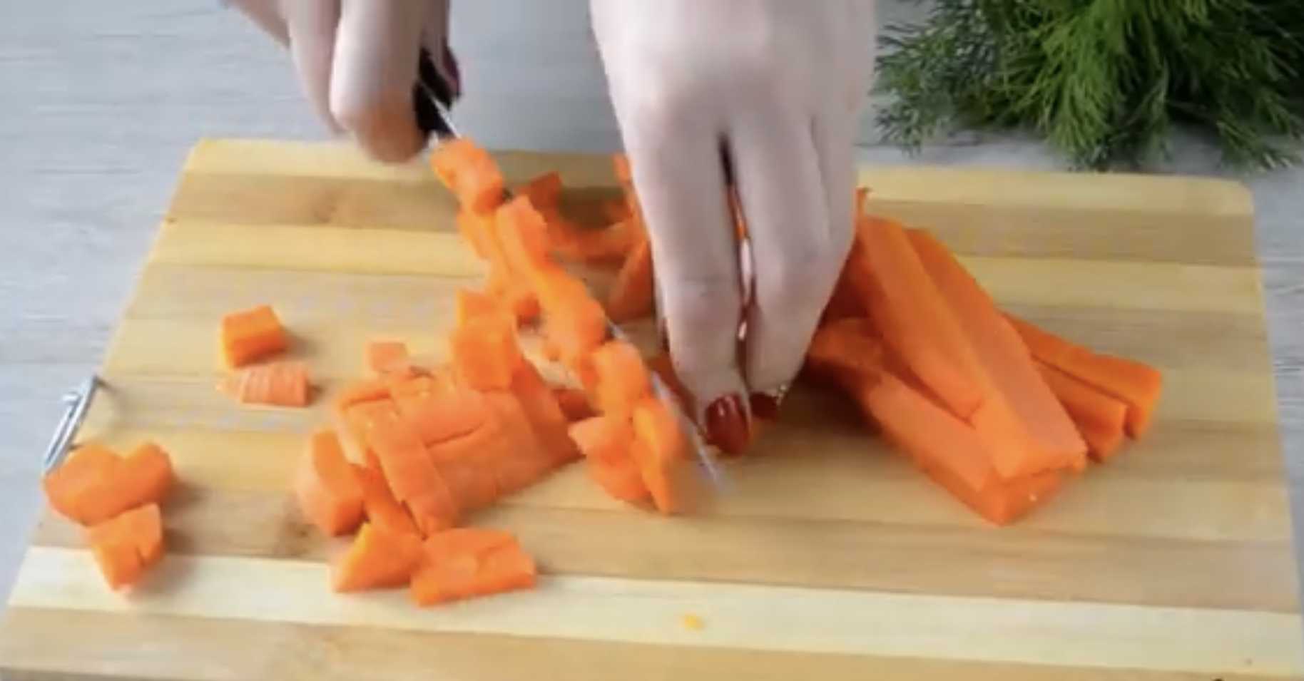 Оливье с солеными огурцами-Шаг 2