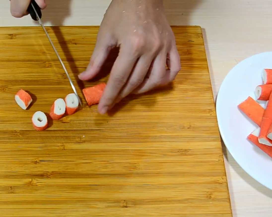 Салат с грибами и крабовыми палочками-Шаг 7