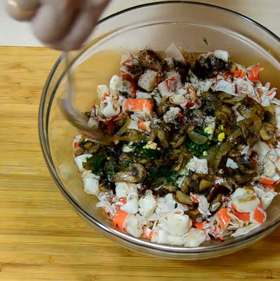 Салат с грибами и крабовыми палочками-Шаг 10