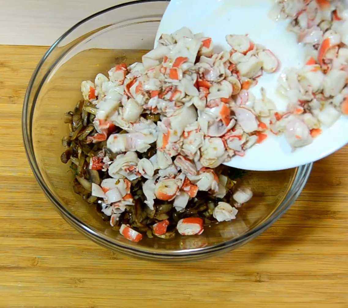 Салат с грибами и крабовыми палочками-Шаг 9