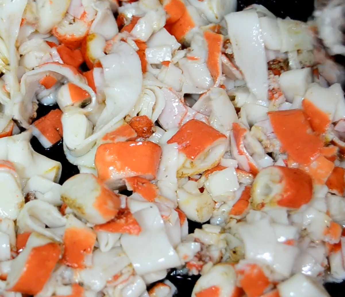 Салат с грибами и крабовыми палочками-Шаг 8