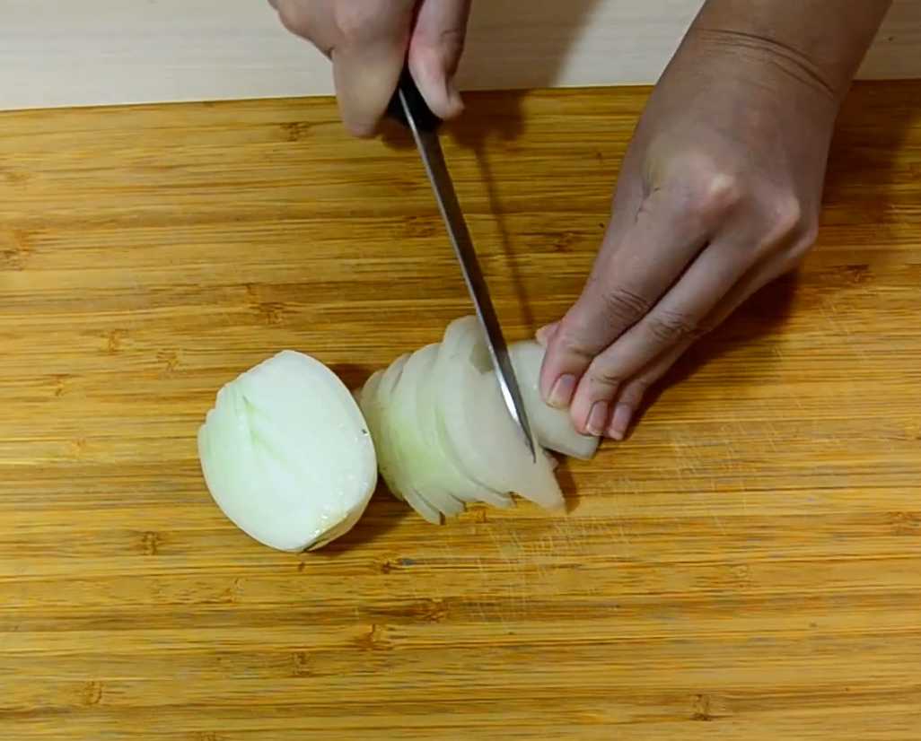 Салат с грибами и крабовыми палочками-Шаг 4