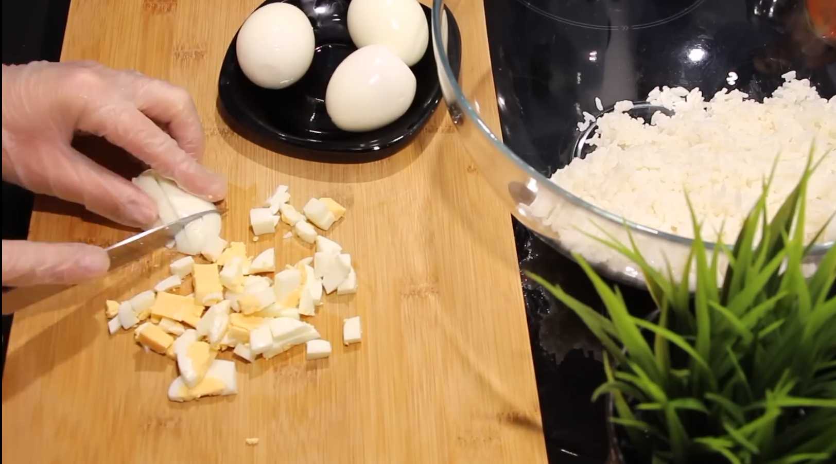 Крабовый салат с луком: классический рецепт с рисом-Шаг 4