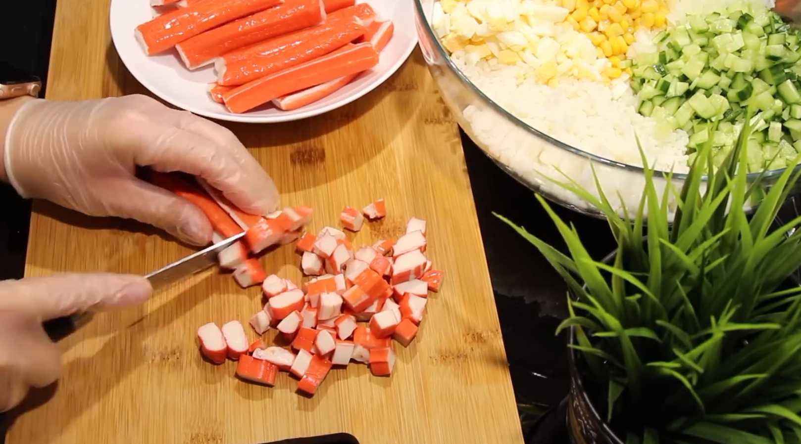 Крабовый салат с луком: классический рецепт с рисом-Шаг 8