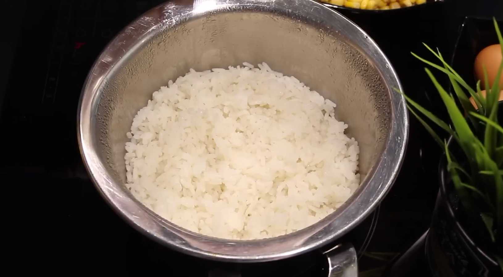 Крабовый салат с луком: классический рецепт с рисом-Шаг 3