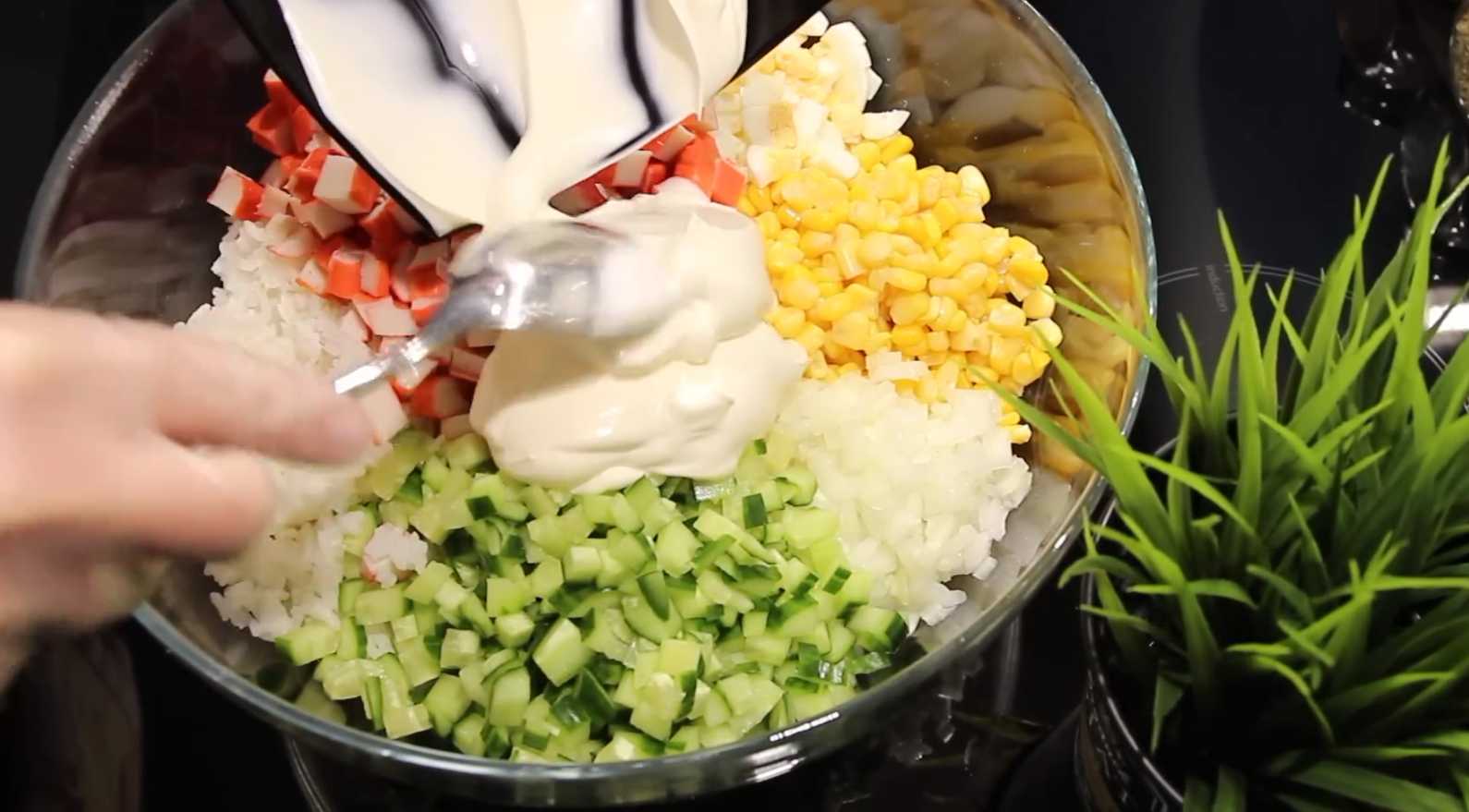 Крабовый салат с луком: классический рецепт с рисом-Шаг 9