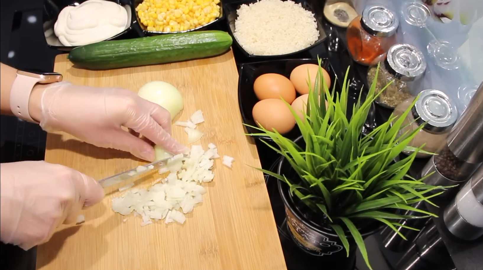 Крабовый салат с луком: классический рецепт с рисом-Шаг 1