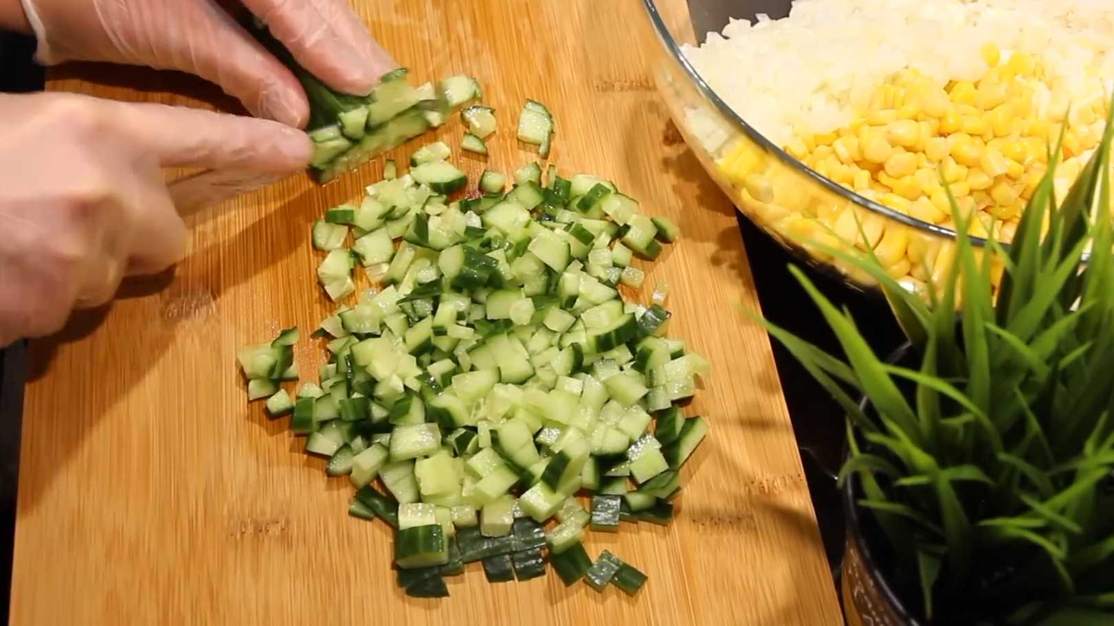 Крабовый салат с луком: классический рецепт с рисом-Шаг 7