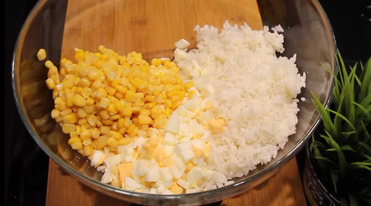 Крабовый салат с луком: классический рецепт с рисом-Шаг 5