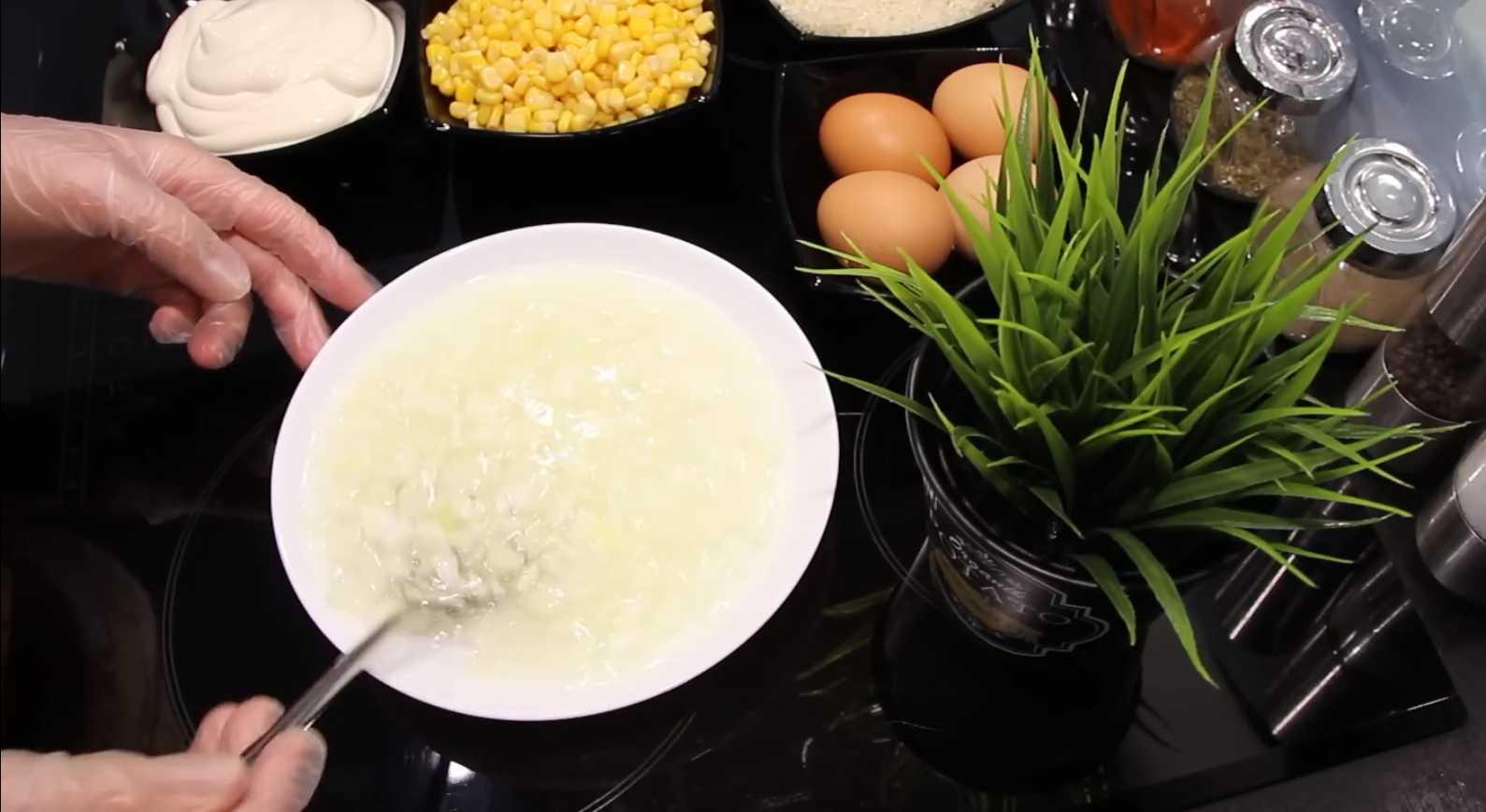 Крабовый салат с луком: классический рецепт с рисом-Шаг 2