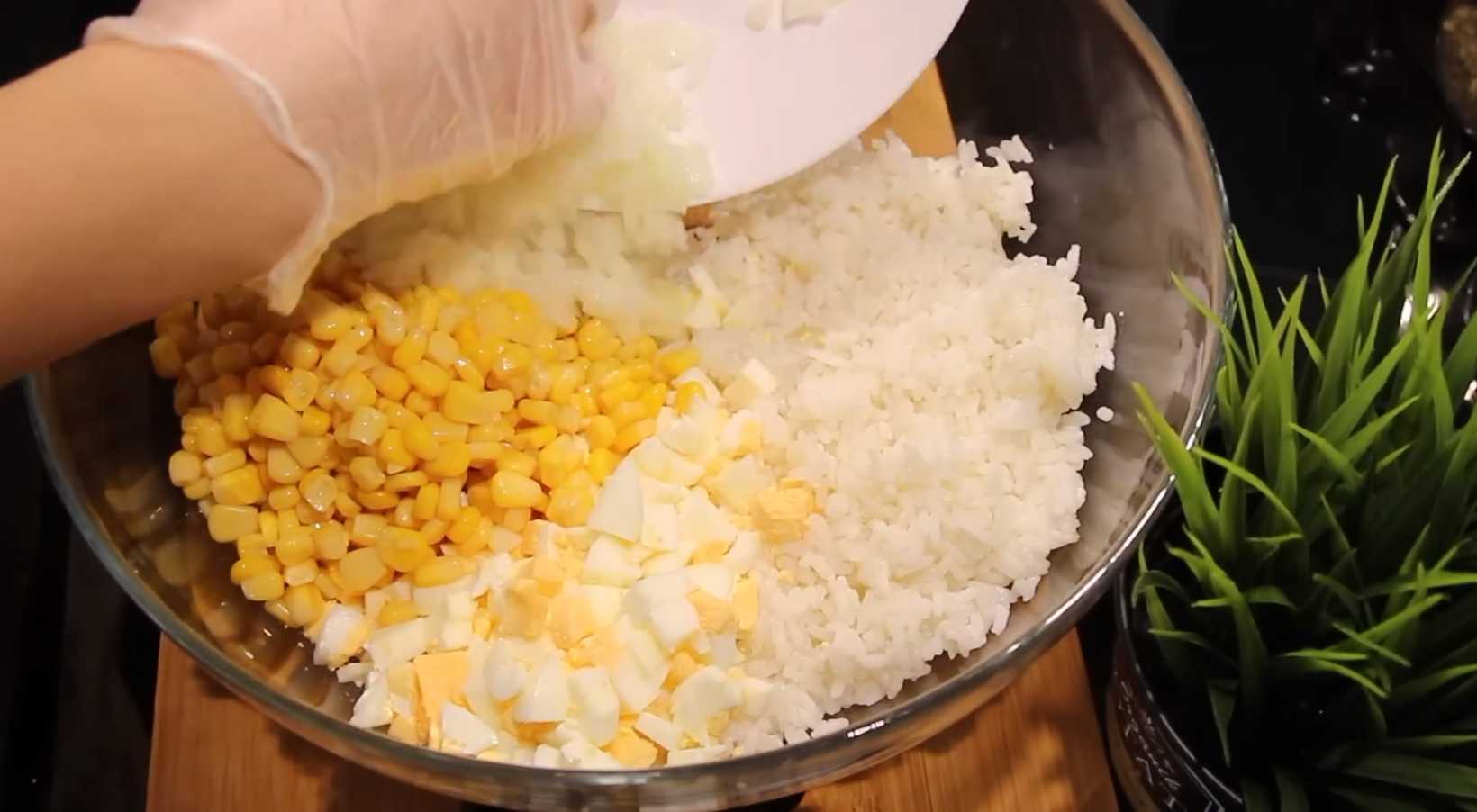 Крабовый салат с луком: классический рецепт с рисом-Шаг 6