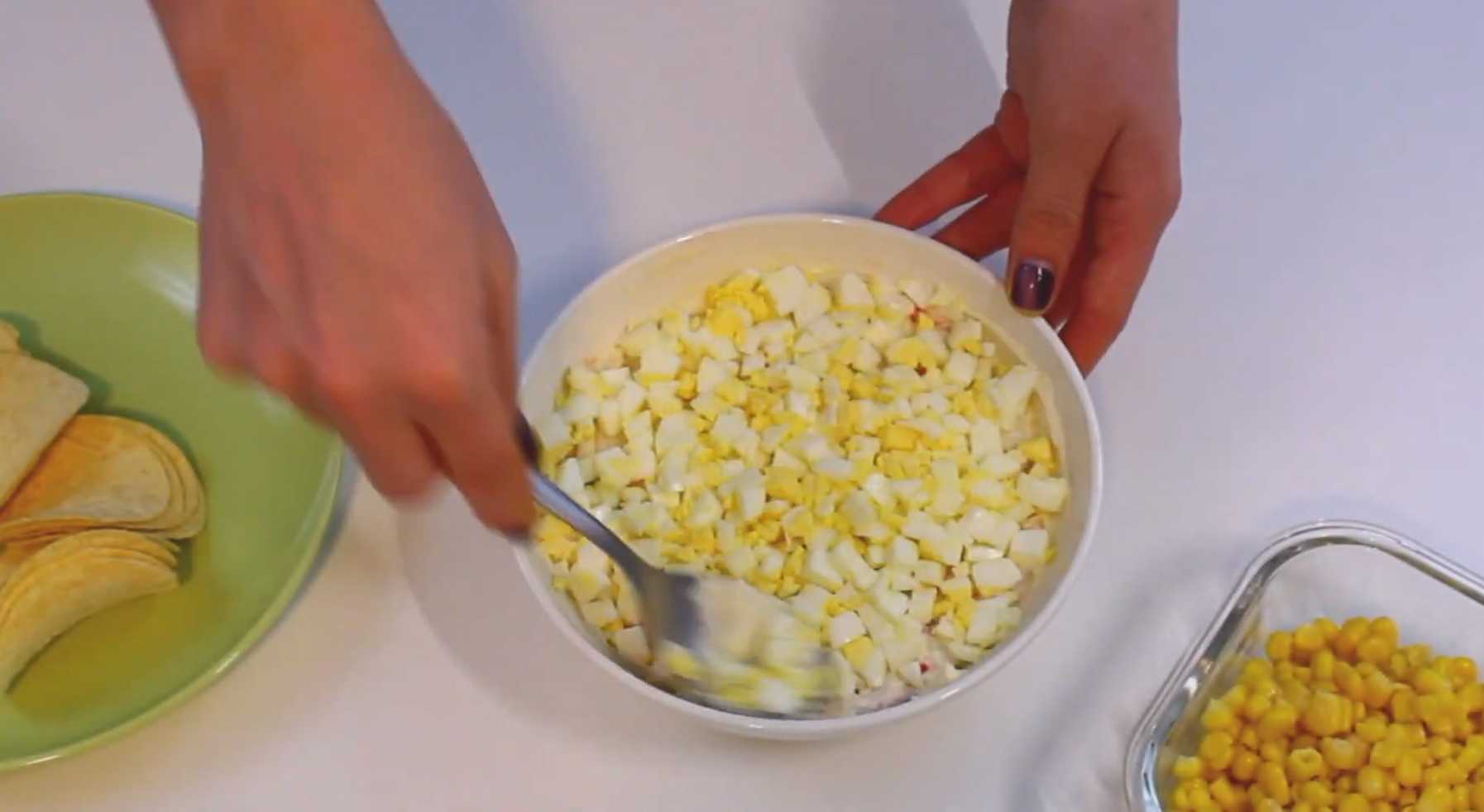 Крабовый салат с айсбергом: хрустящий и легкий рецепт-Шаг 6