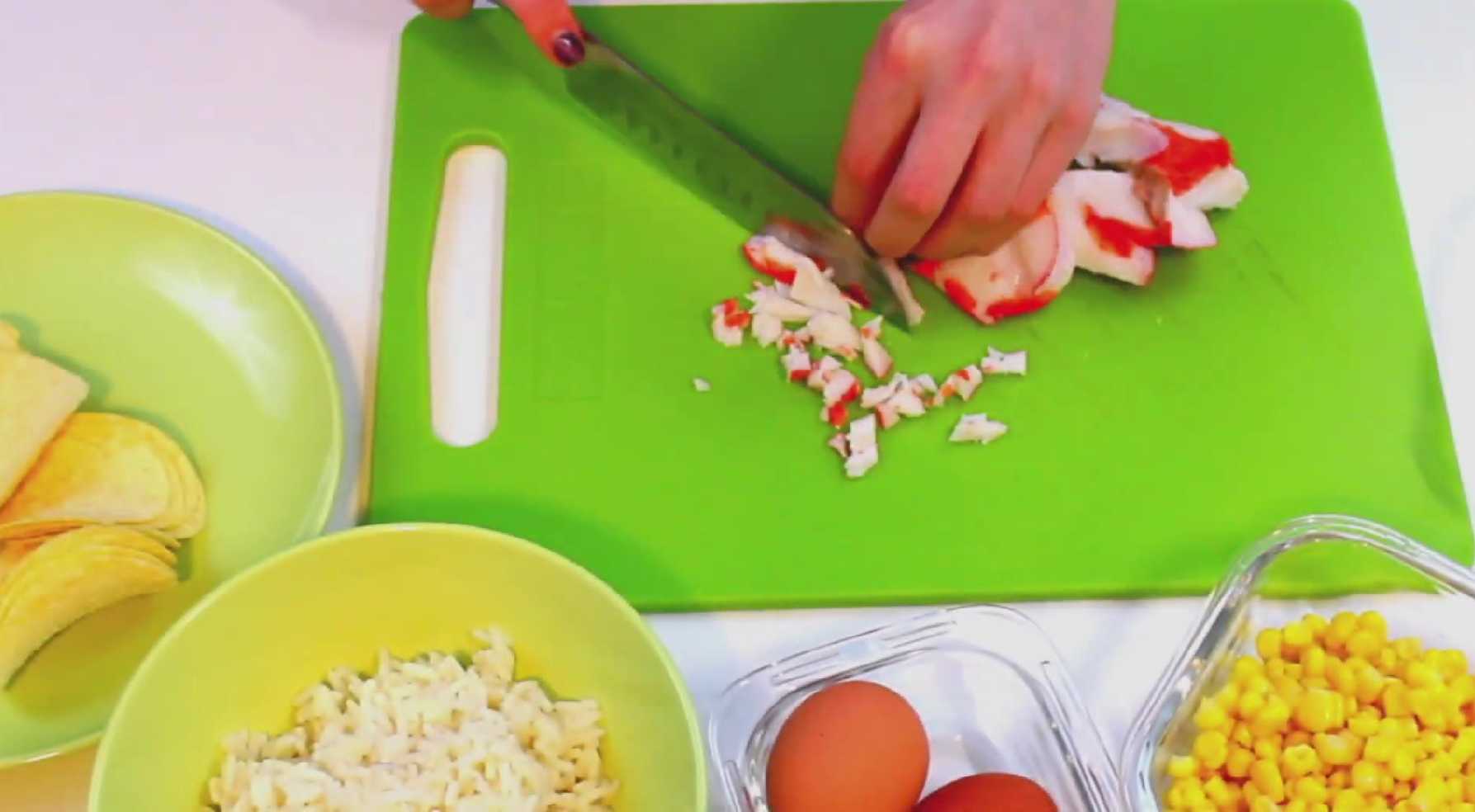 Крабовый салат с айсбергом: хрустящий и легкий рецепт-Шаг 1