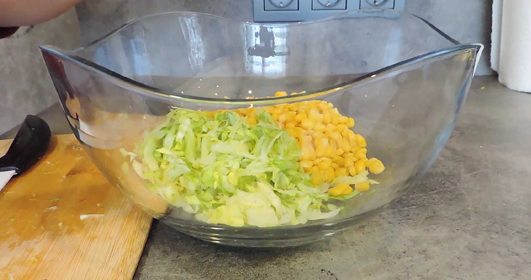 Крабовый салат с айсбергом: хрустящий и легкий рецепт-Шаг 3