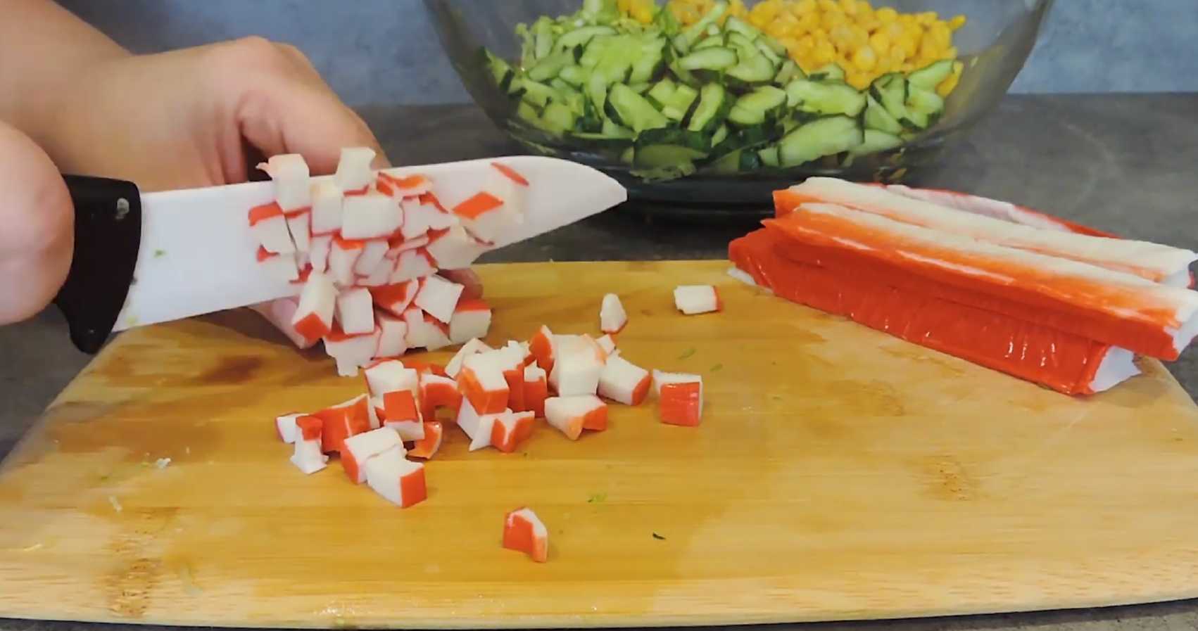 Крабовый салат с айсбергом: хрустящий и легкий рецепт-Шаг 5