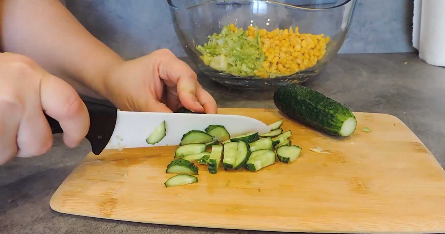 Крабовый салат с айсбергом: хрустящий и легкий рецепт-Шаг 4