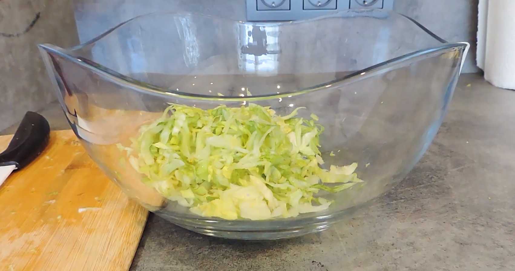 Крабовый салат с айсбергом: хрустящий и легкий рецепт-Шаг 2