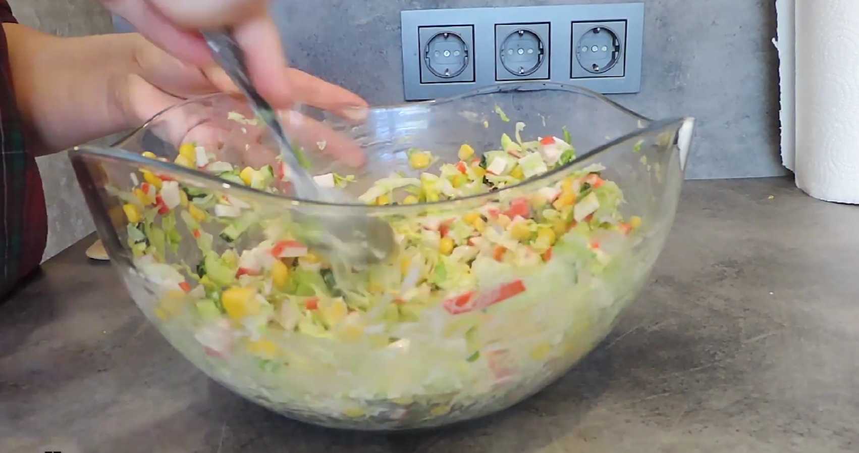 Крабовый салат с айсбергом: хрустящий и легкий рецепт-Шаг 8