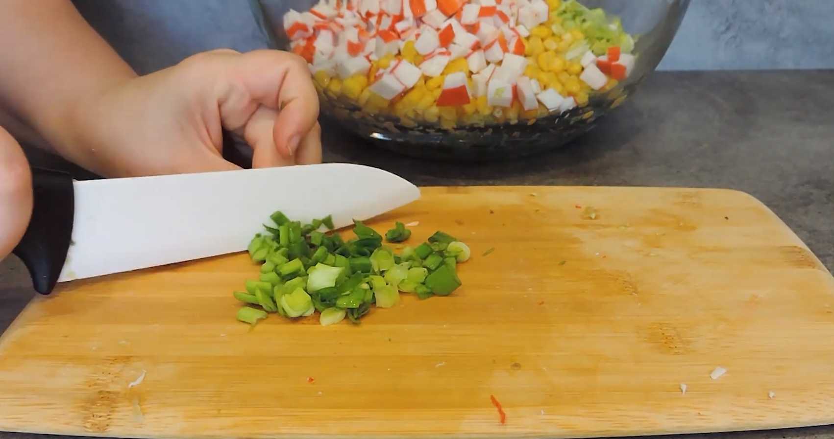 Крабовый салат с айсбергом: хрустящий и легкий рецепт-Шаг 6