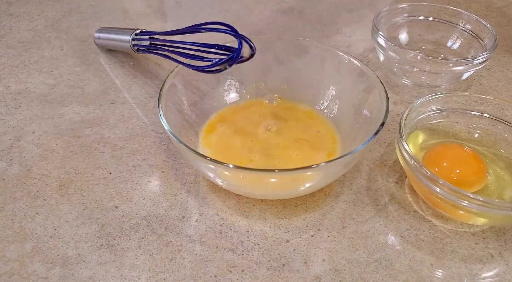 Крабовый салат с яичными блинчиками-Шаг 1