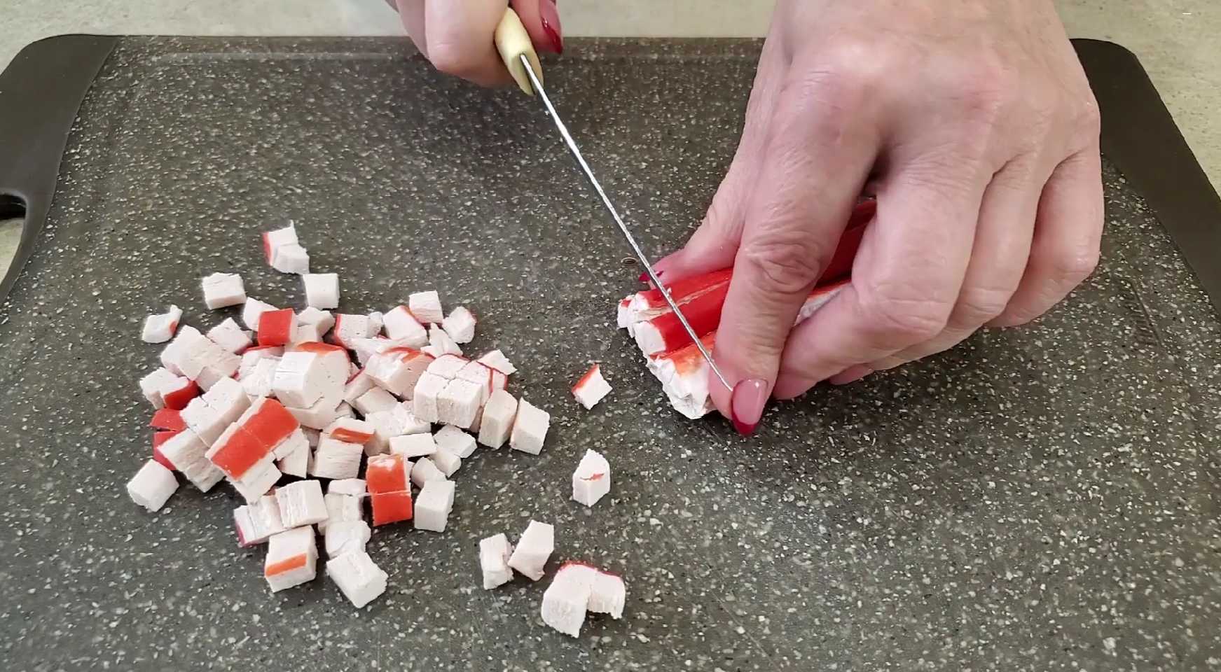 Крабовый салат с яичными блинчиками-Шаг 5