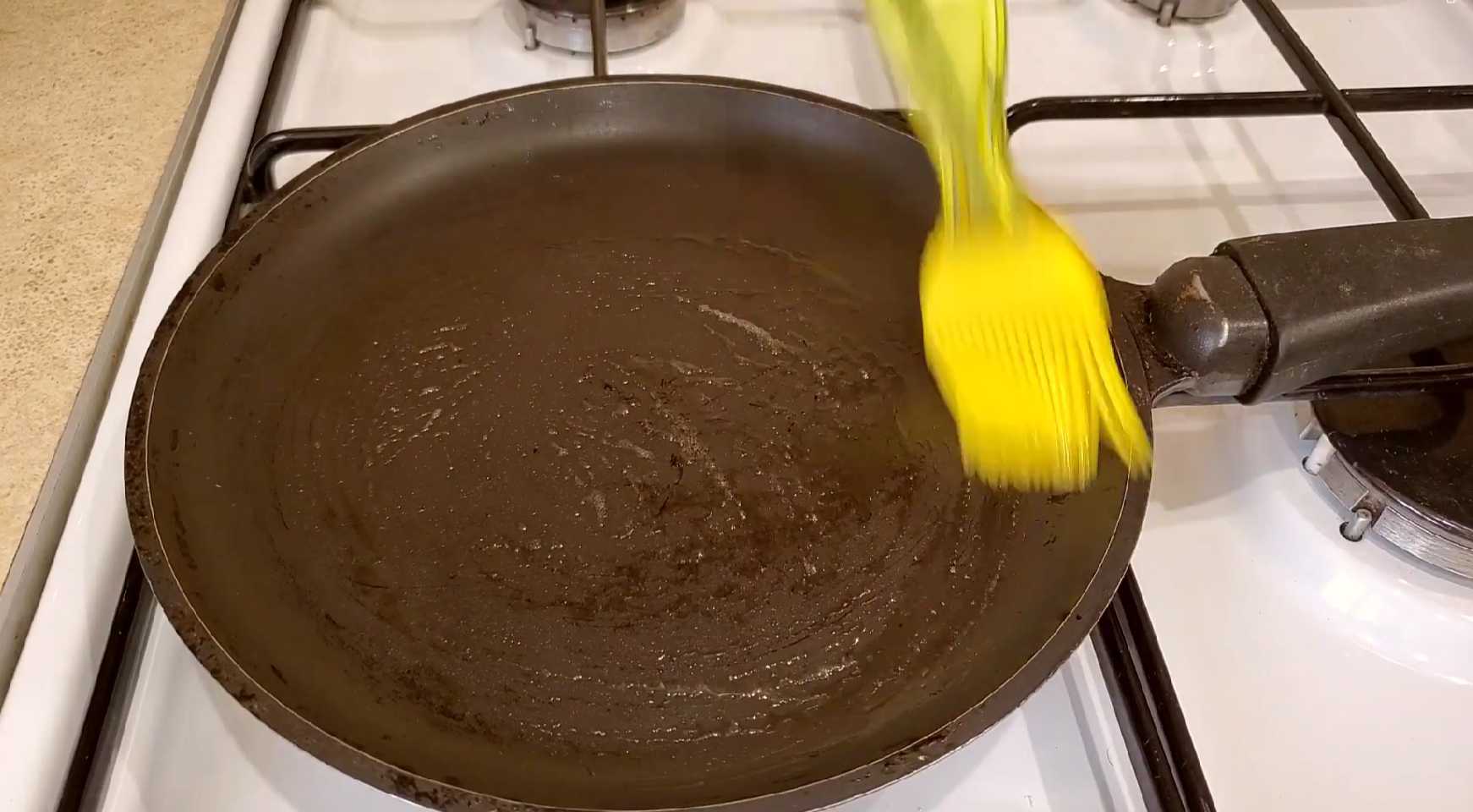 Крабовый салат с яичными блинчиками-Шаг 2