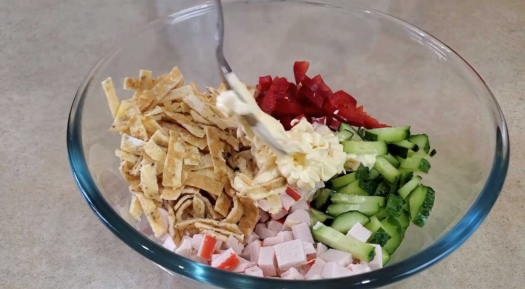 Крабовый салат с яичными блинчиками-Шаг 8