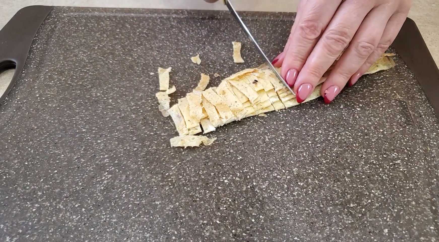 Крабовый салат с яичными блинчиками-Шаг 7