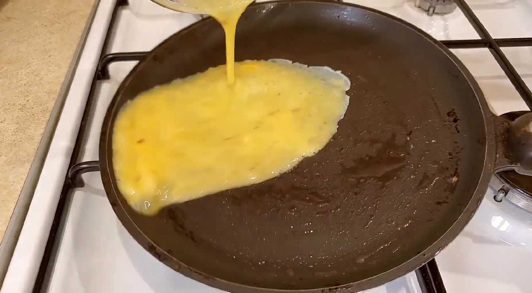 Крабовый салат с яичными блинчиками-Шаг 3