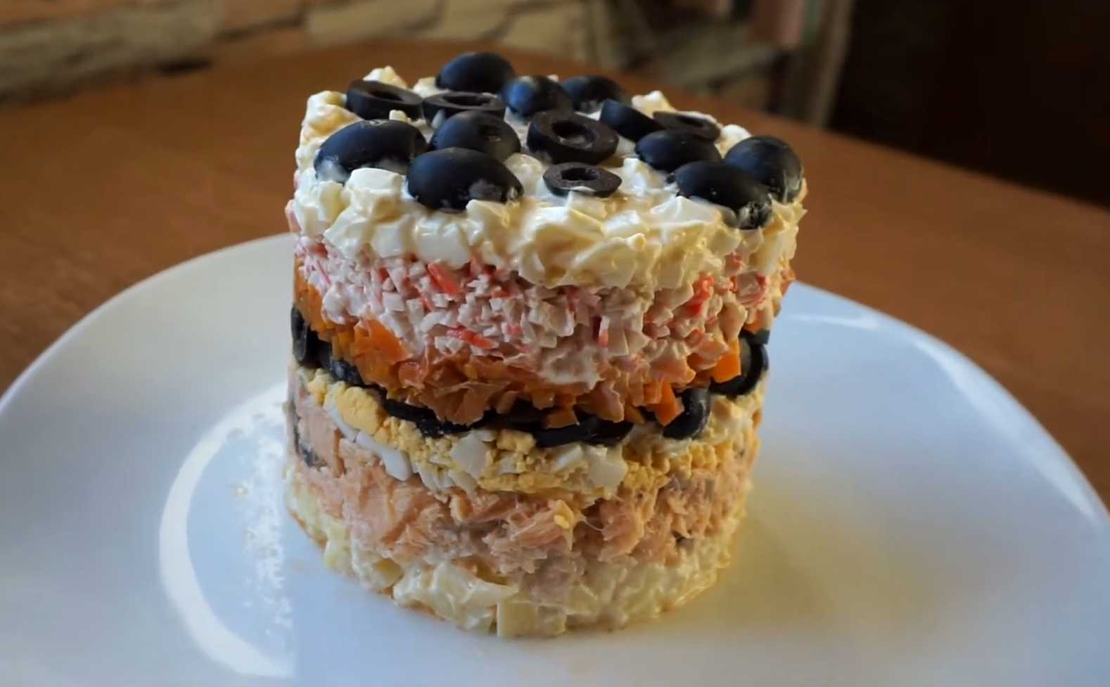 Крабовый салат с рыбой и маслинами-Шаг 9