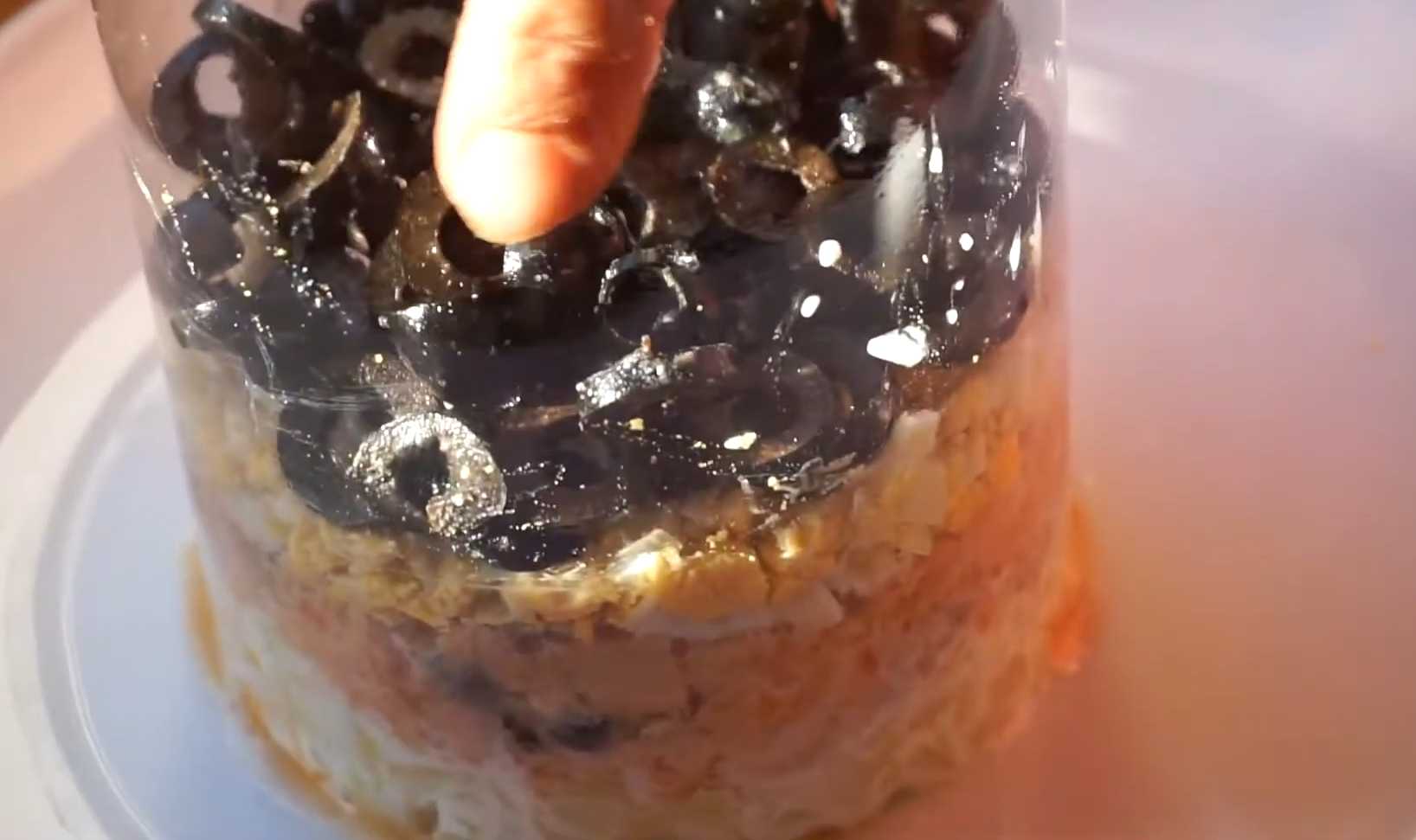 Крабовый салат с рыбой и маслинами-Шаг 5