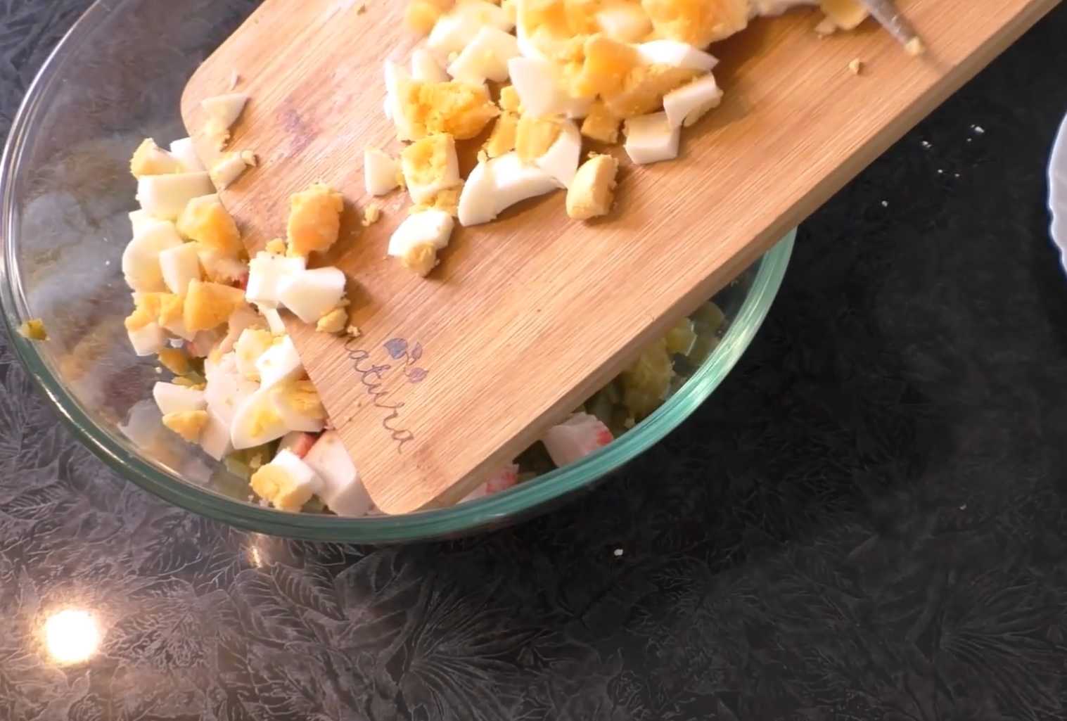 Крабовый салат с горошком-Шаг 4