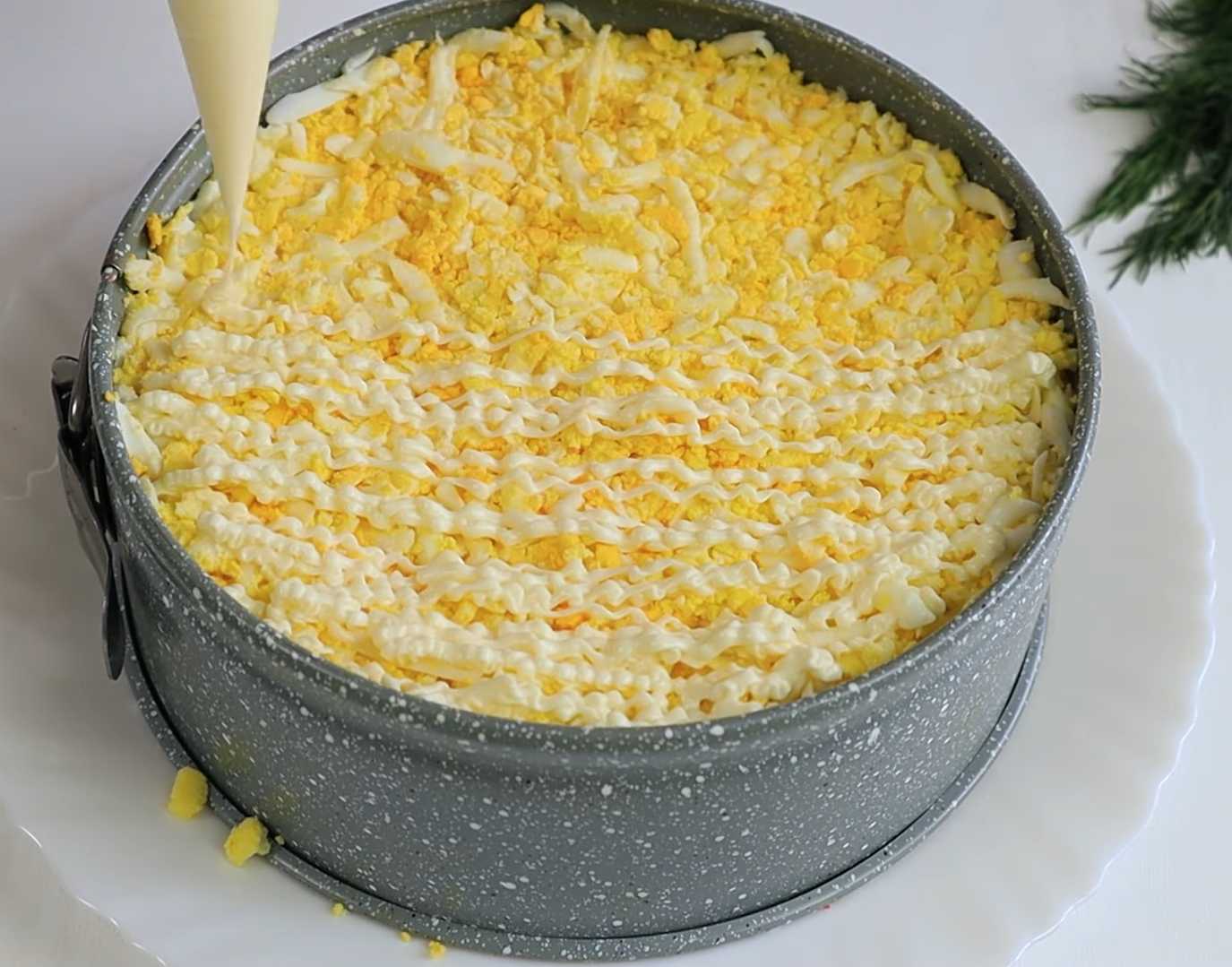 Крабовый салат слоями-Шаг 12