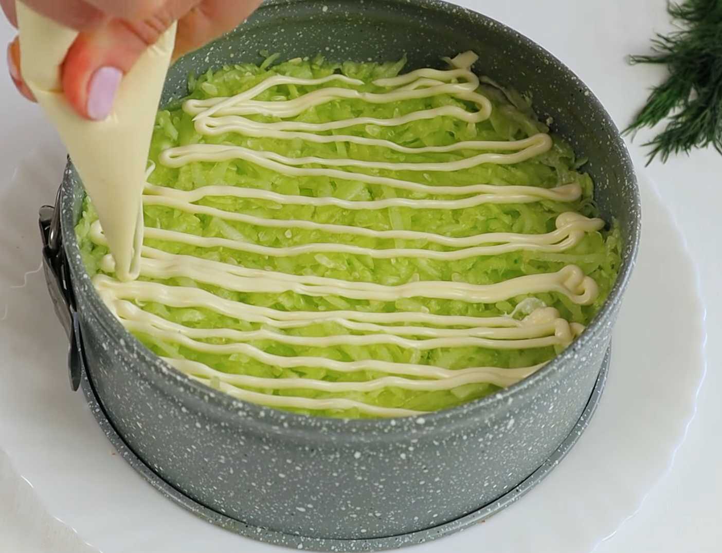 Крабовый салат слоями-Шаг 10