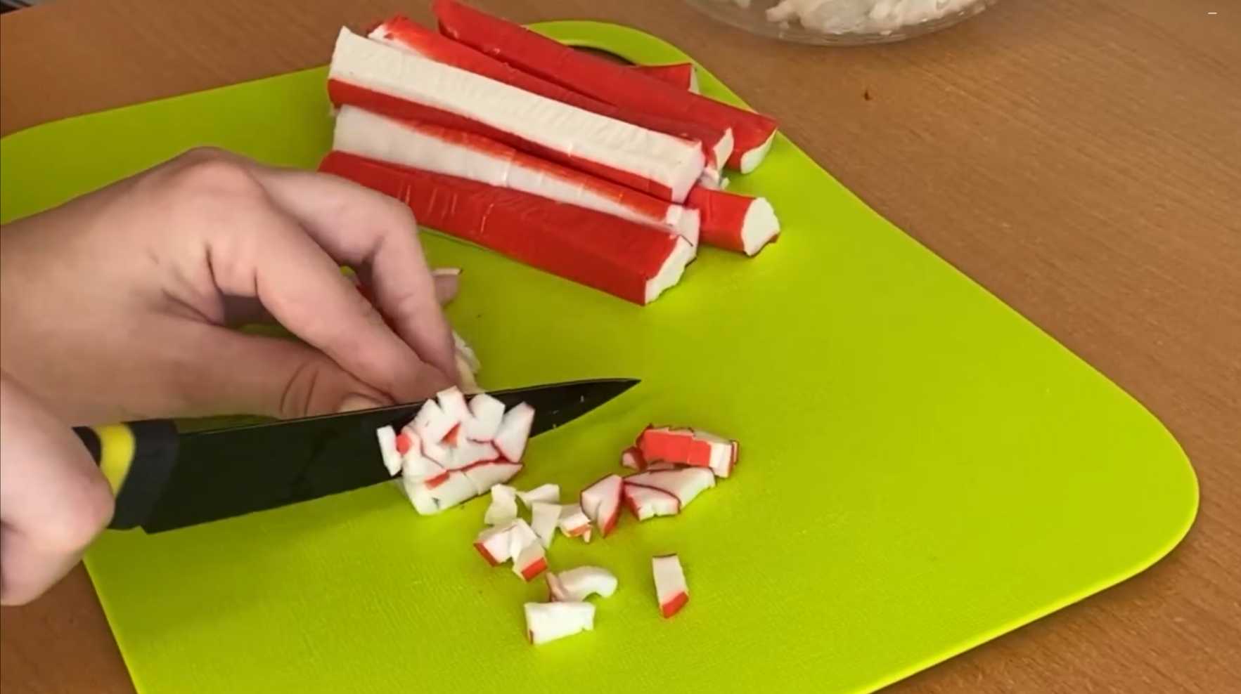 Крабовый салат в лаваше-Шаг 2