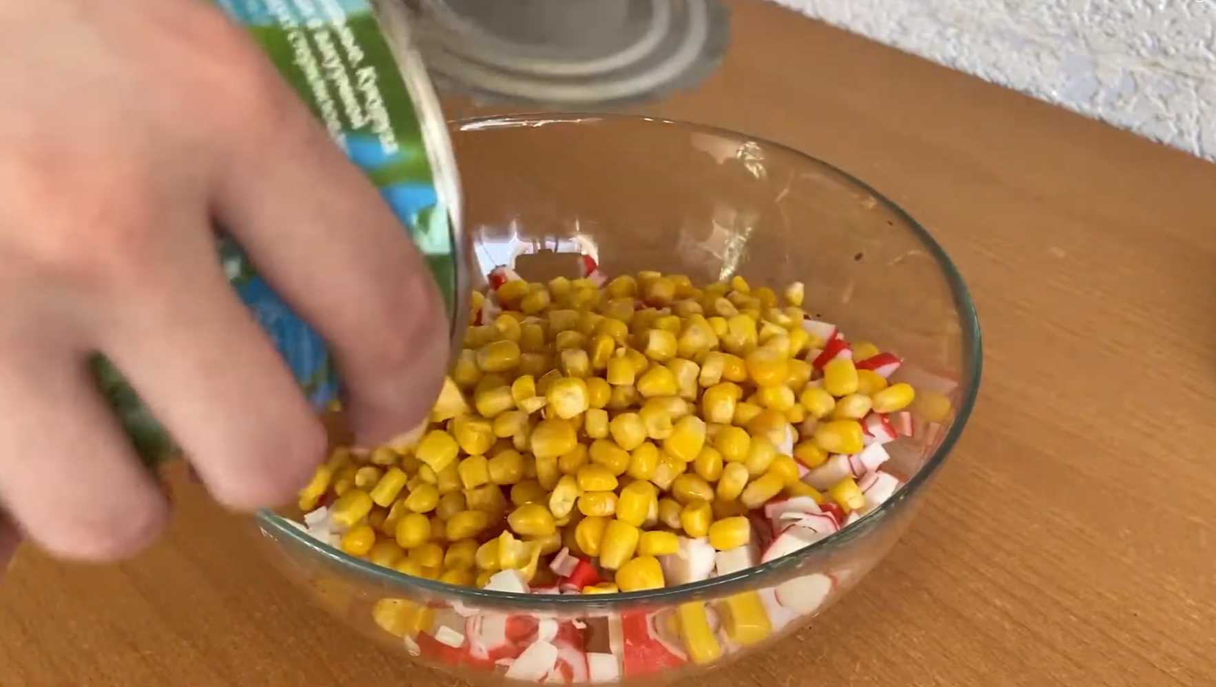 Крабовый салат в лаваше-Шаг 3