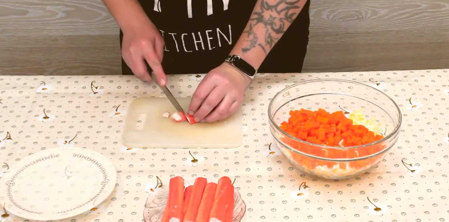 Крабовый салат с сыром-Шаг 4