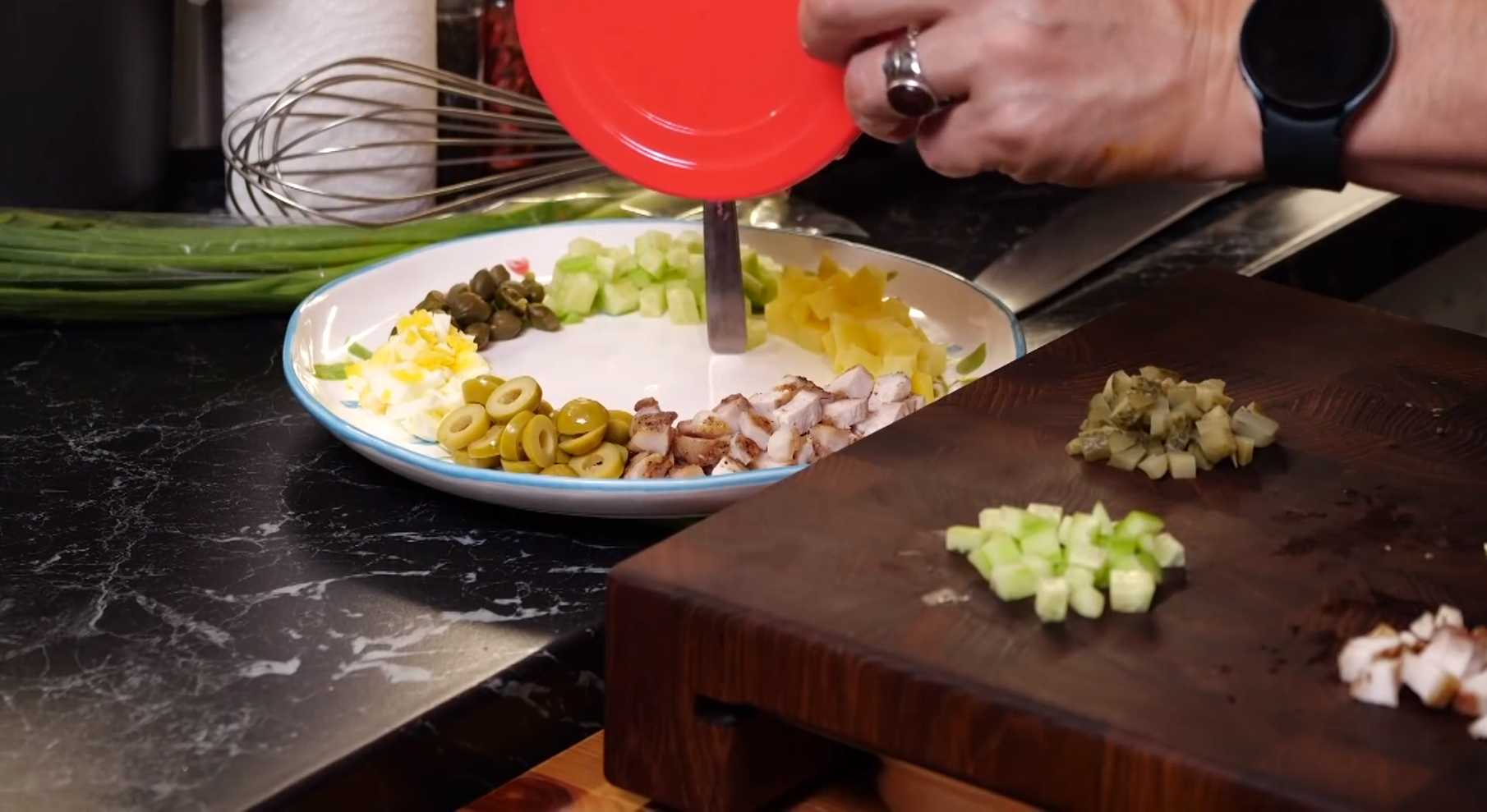 Оригинальный рецепт оливье-Шаг 11