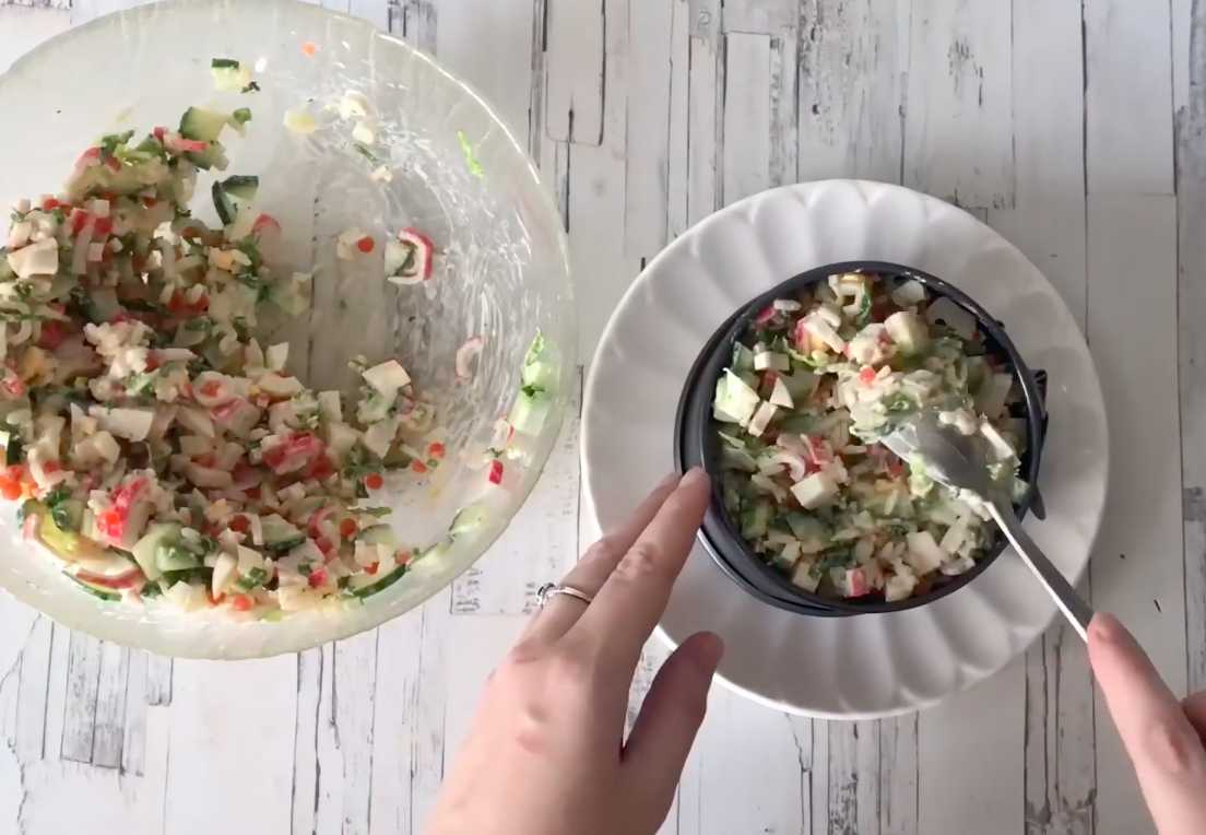 Крабовый салат с икрой-Шаг 9