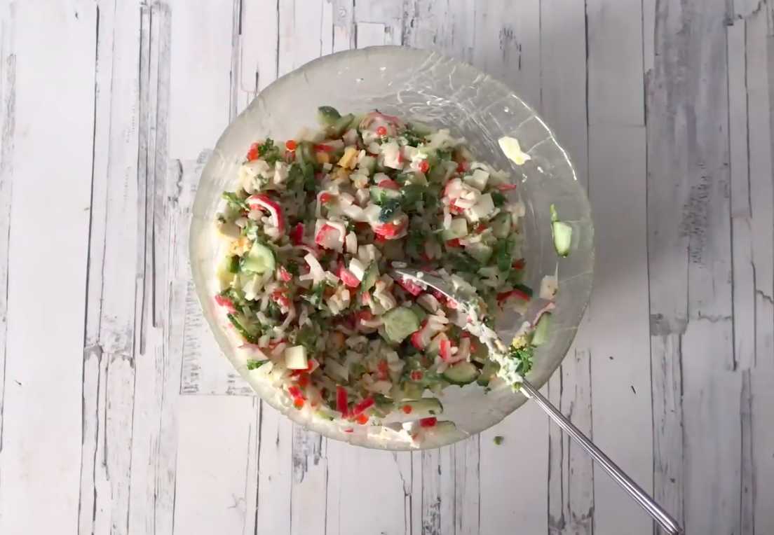 Крабовый салат с икрой-Шаг 8