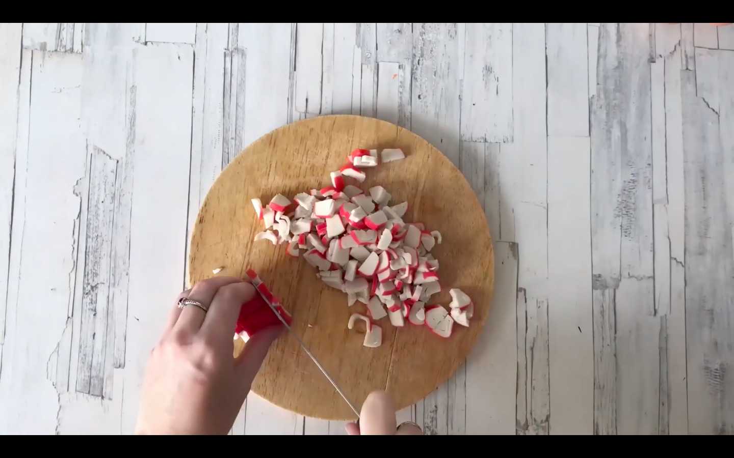 Крабовый салат с икрой-Шаг 2