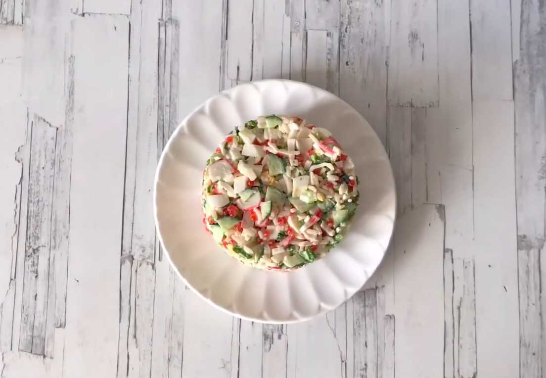 Крабовый салат с икрой-Шаг 10