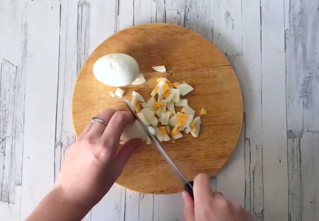 Крабовый салат с икрой-Шаг 4